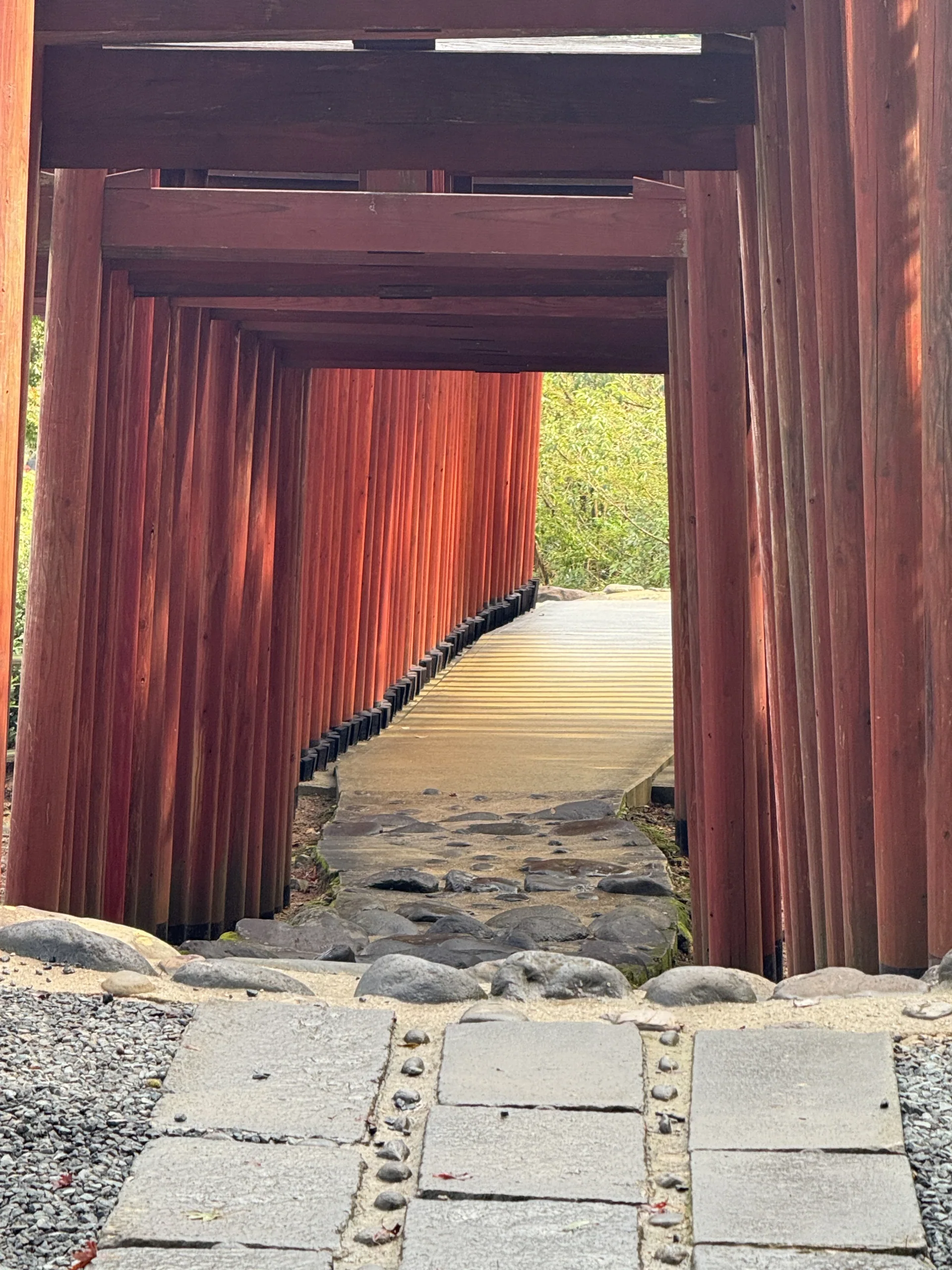祐德稻荷神社境內紅色鳥居迴廊與石板路