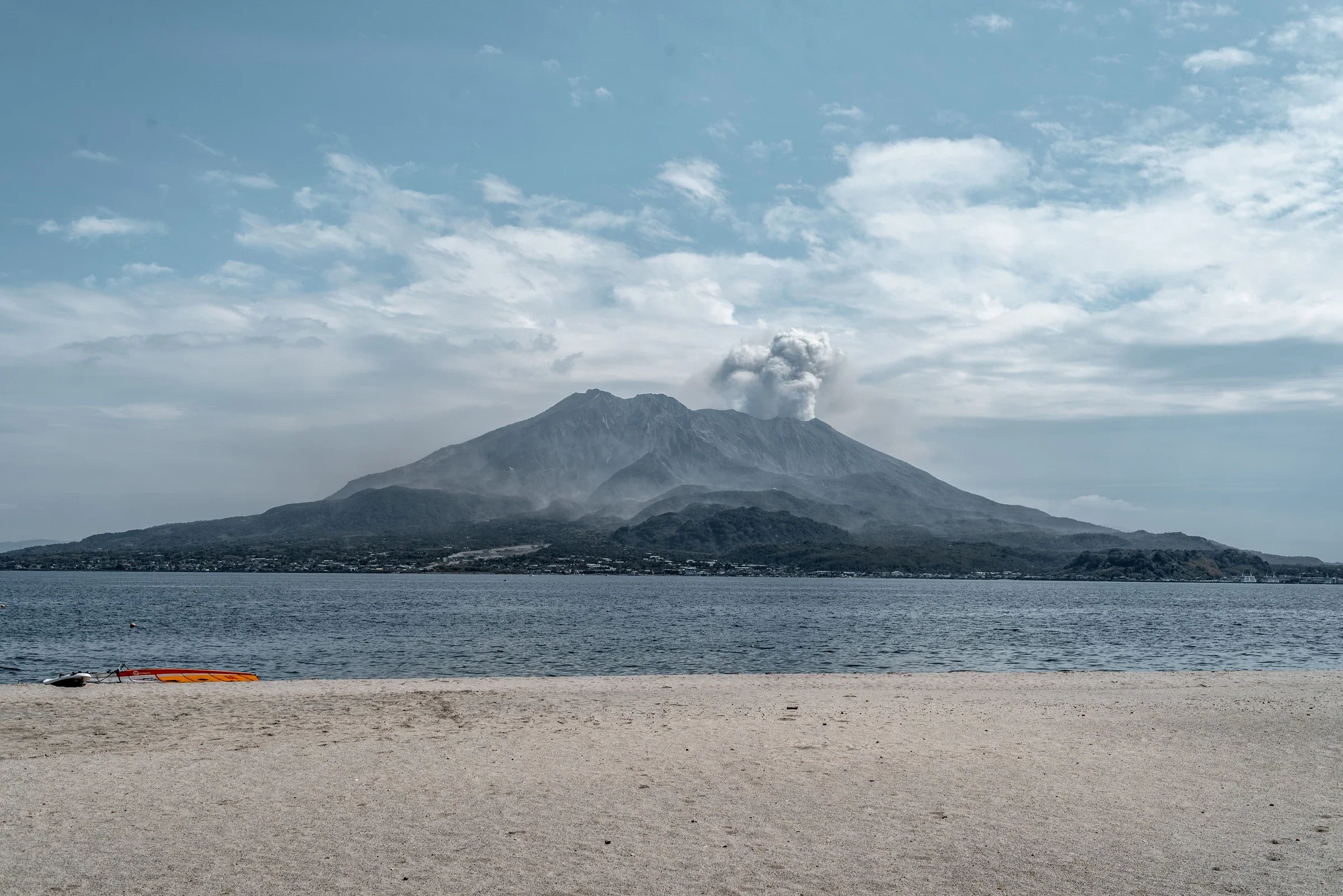 錦江灣對岸的櫻島與山頂煙雲