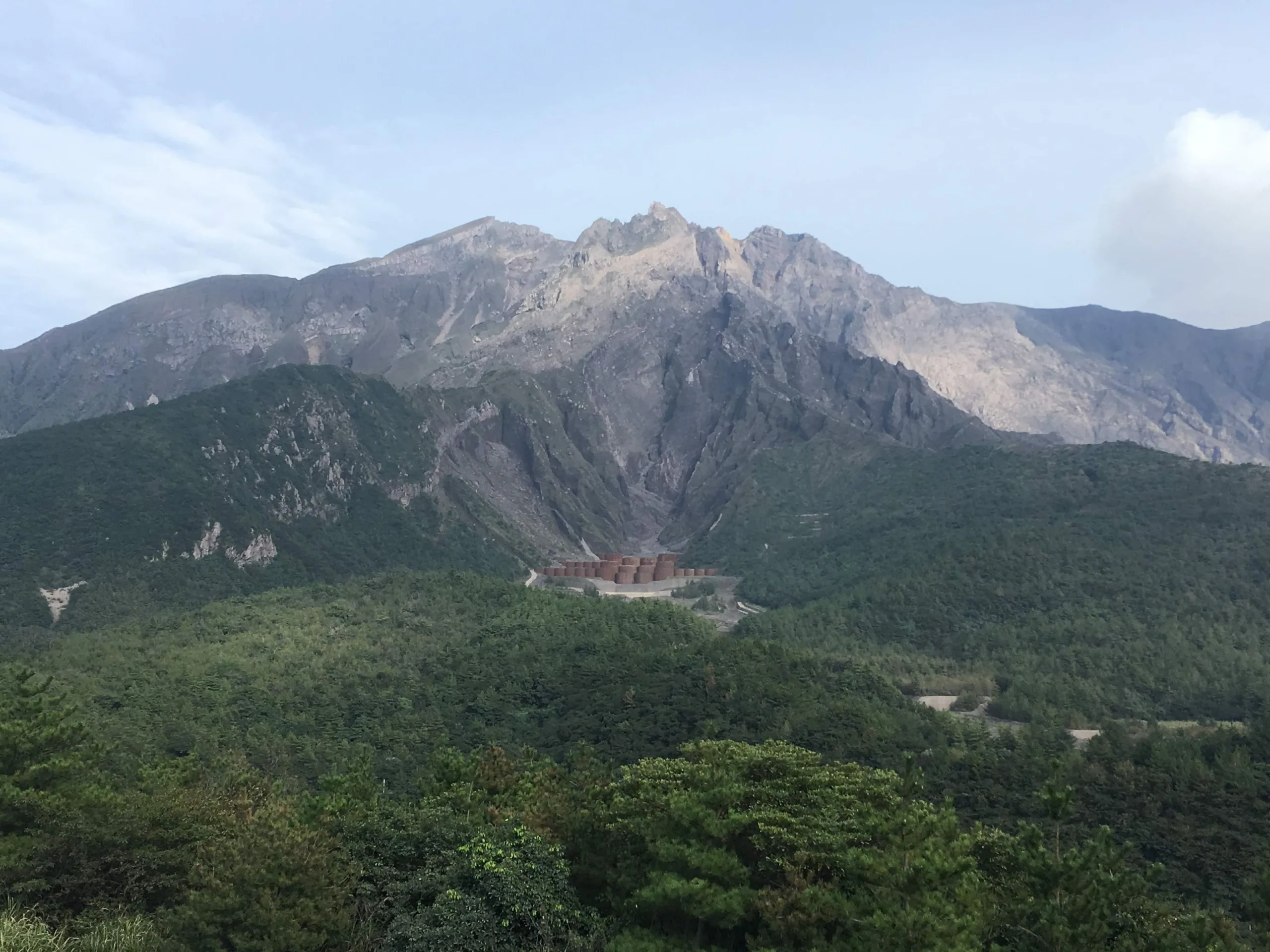 從湯之平展望所近看櫻島裸露山壁、火山溝槽與山腳植被