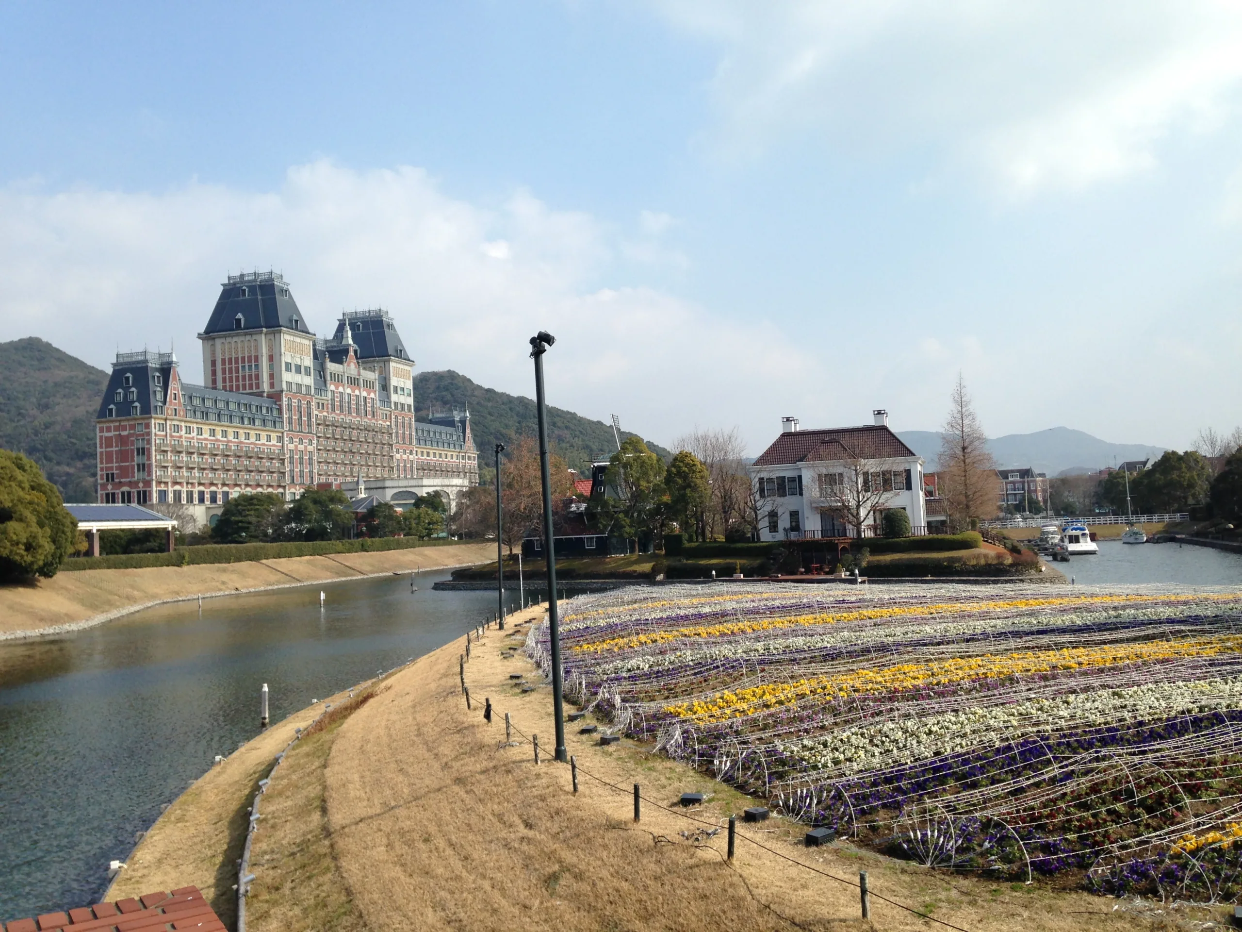 豪斯登堡運河旁的花田與歐式建築