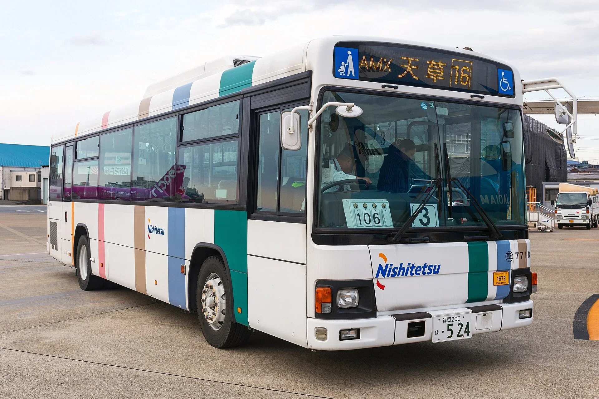 福岡機場停靠的西鐵巴士 7718 號