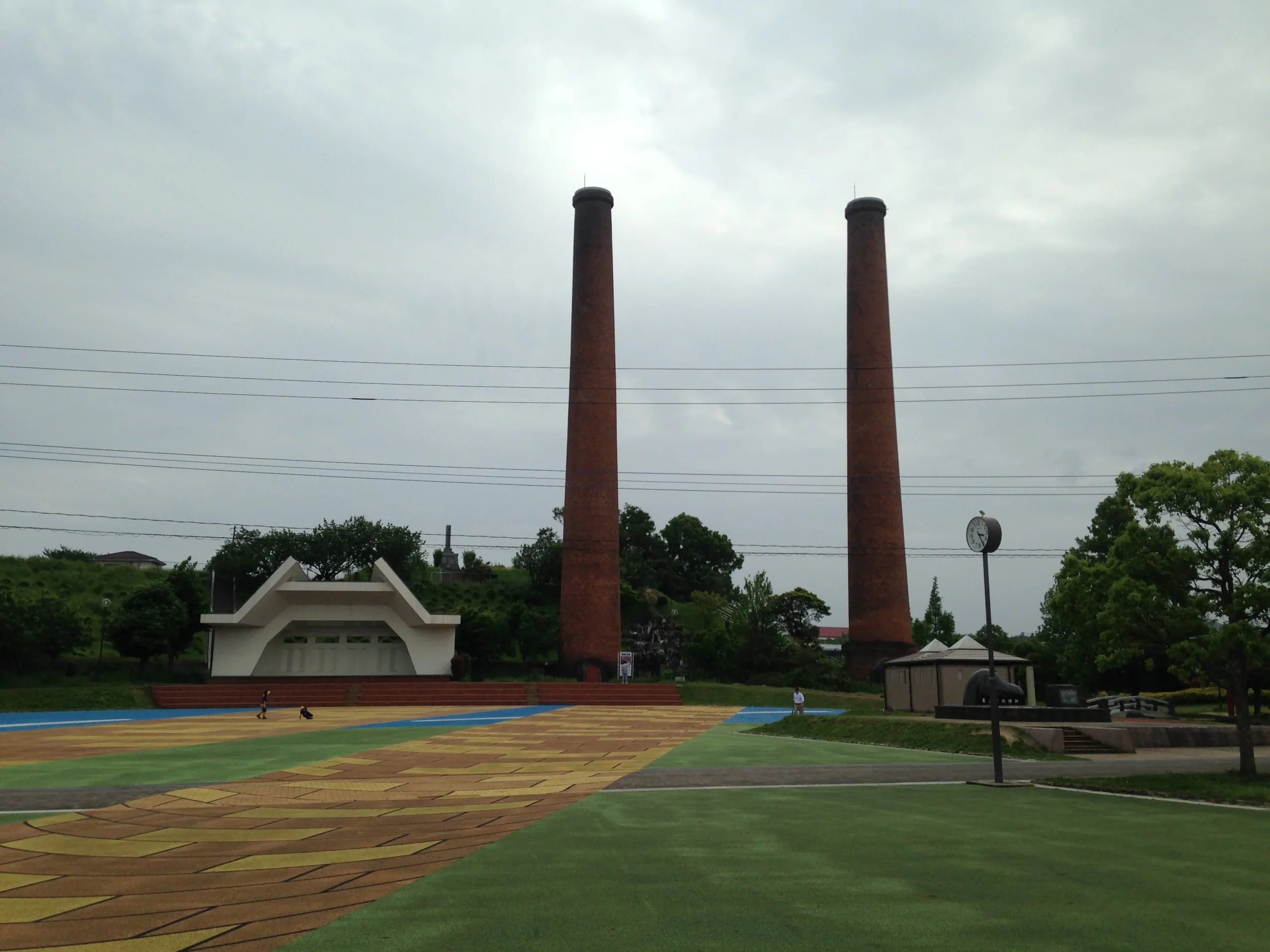 田川石炭紀念公園內舊三井田川鉱業所伊田坑的兩座磚煙囪
