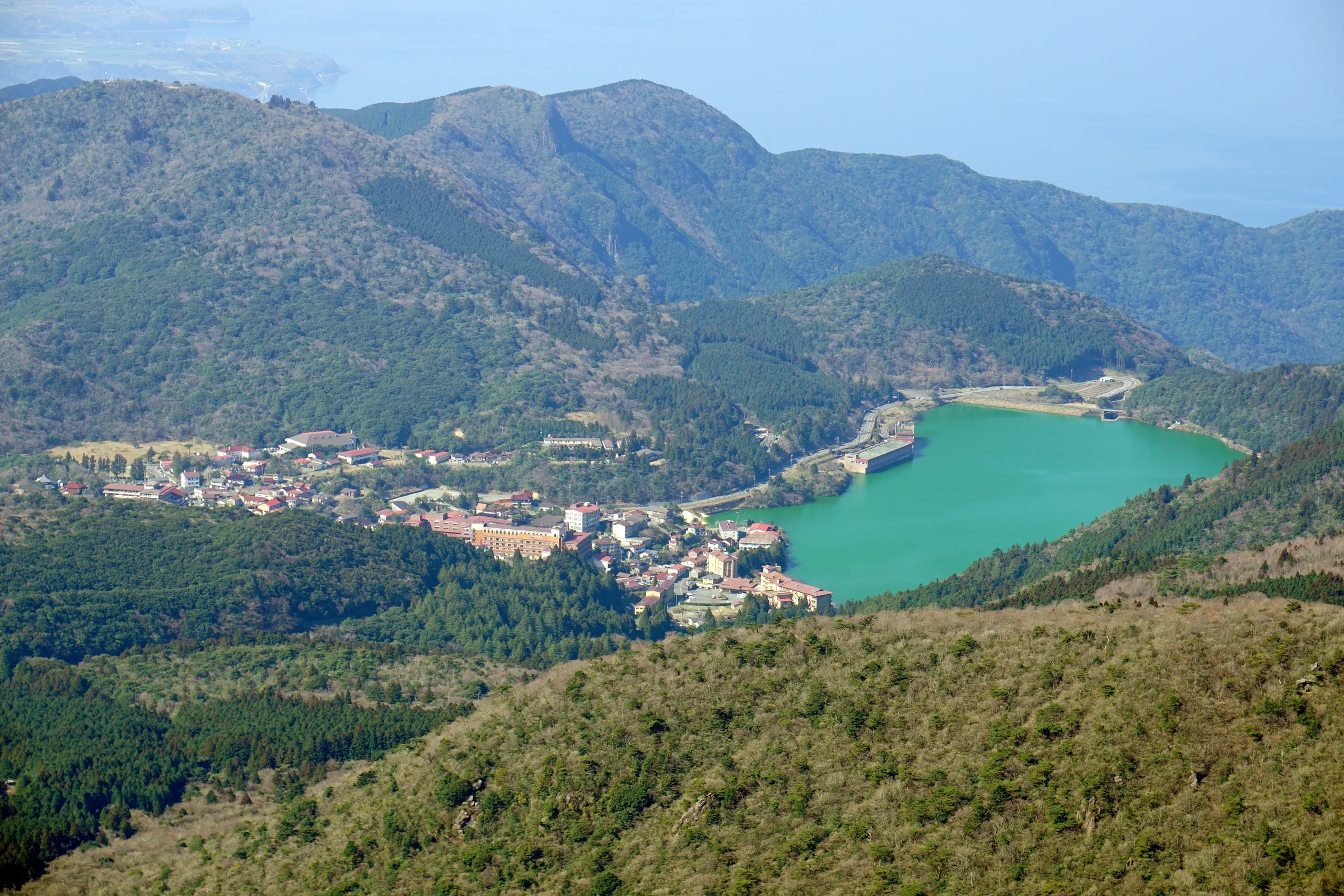 從妙見岳遠望雲仙溫泉街、群山和湖面