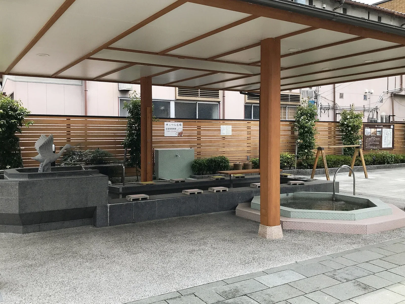 嬉野溫泉足湯，適合散步後短暫休息