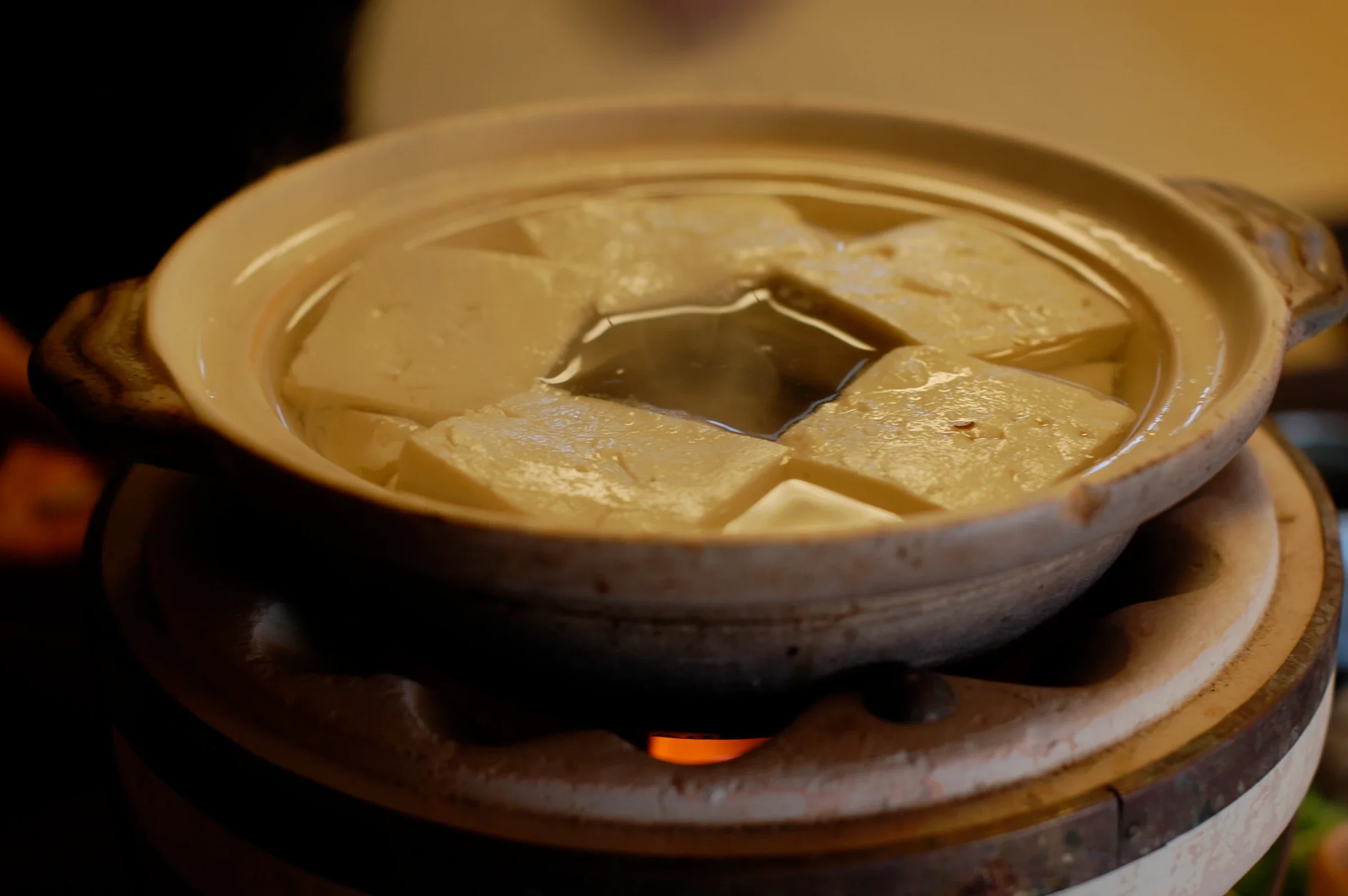 嬉野溫泉湯豆腐在溫泉水中煮至柔軟，湯汁呈現白色豆乳狀