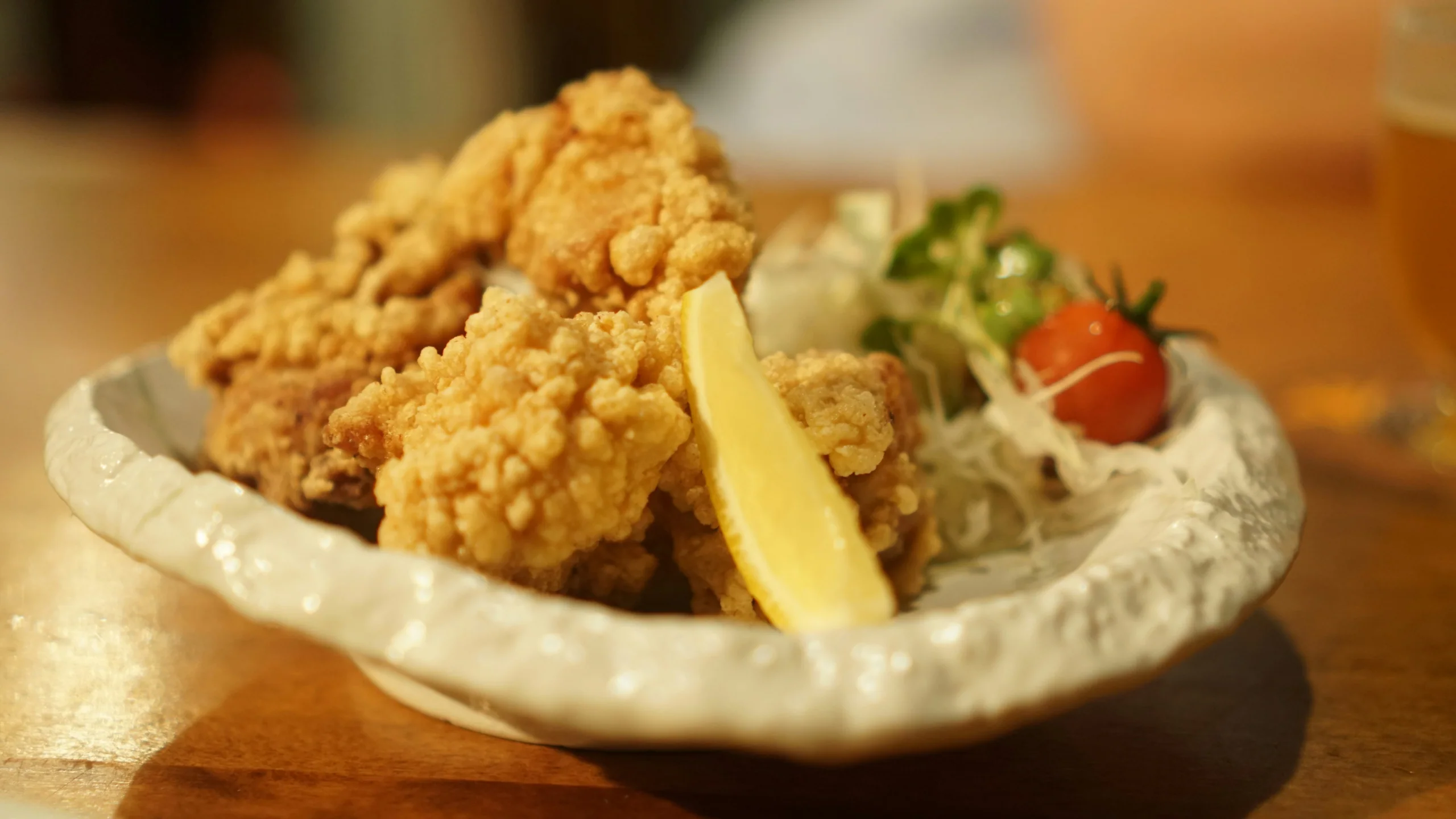 日式唐揚げ配檸檬與高麗菜
