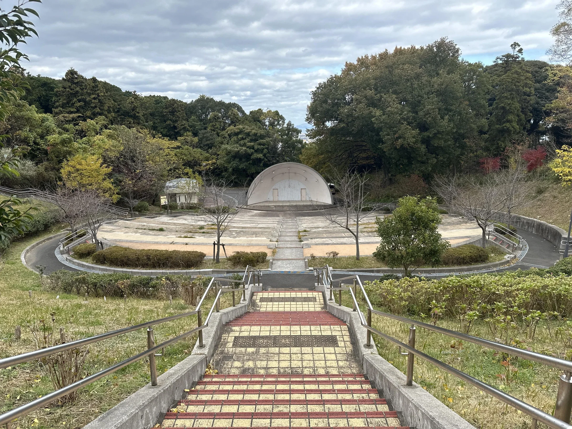 高塔山公園野外音樂堂的舞台、階梯與林木