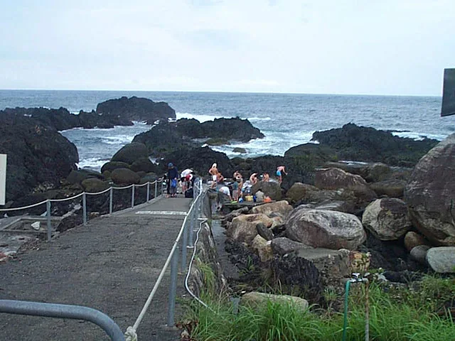 平內海中溫泉天然岩盤浴槽與海岸地形