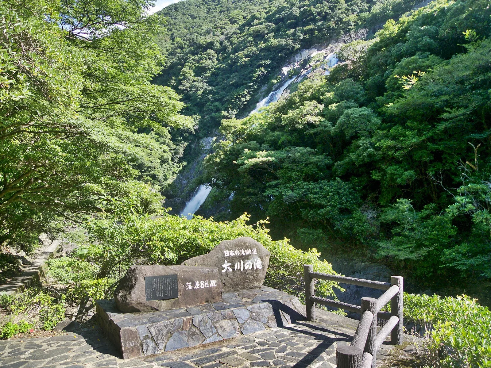 屋久島大川瀑布完整瀑布景觀，落差88公尺