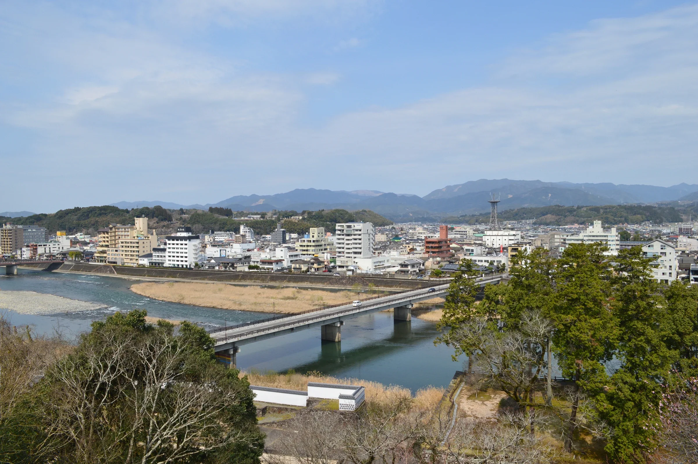從人吉城跡俯瞰人吉市區與球磨川