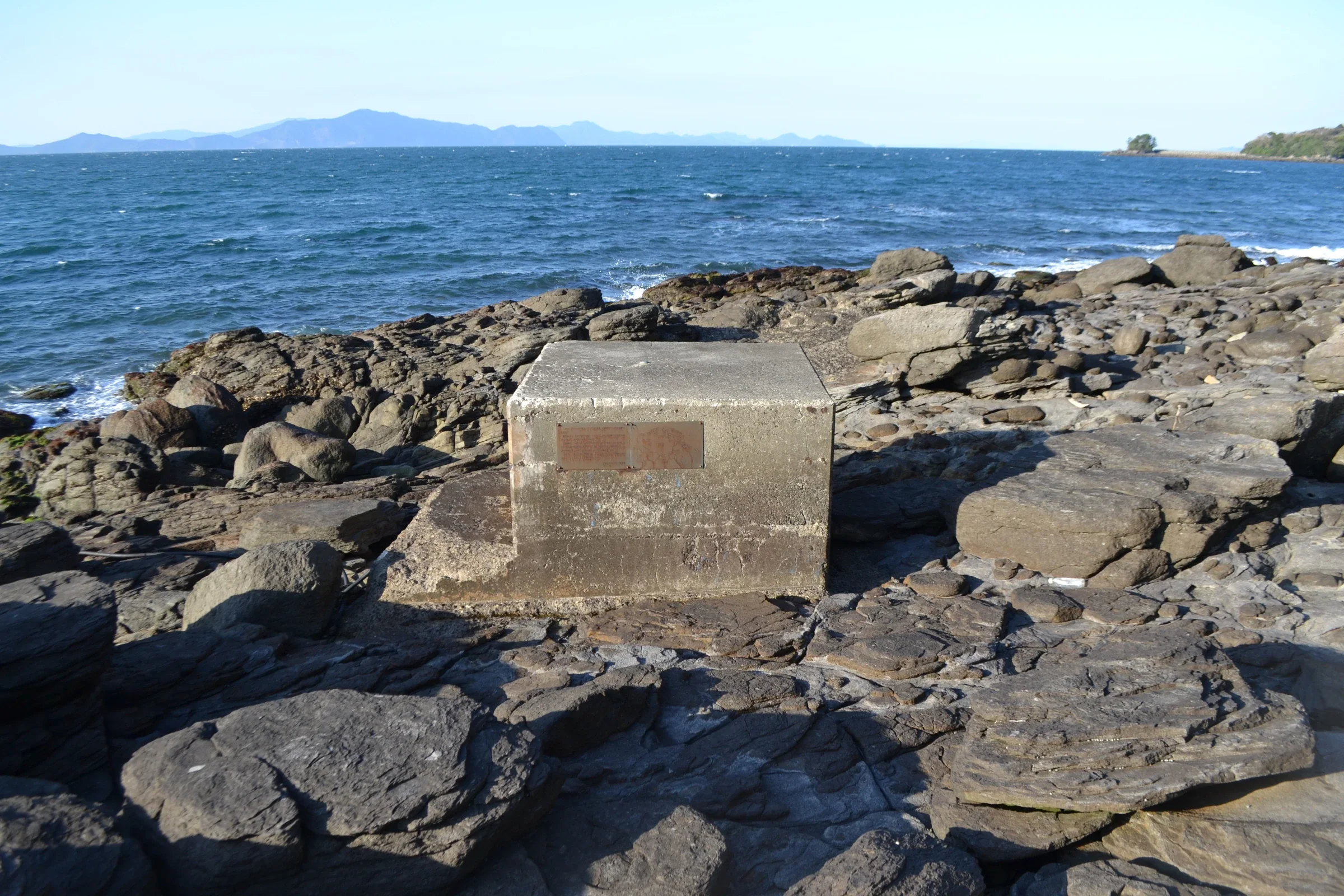 八代海沿岸的岩岸與海面