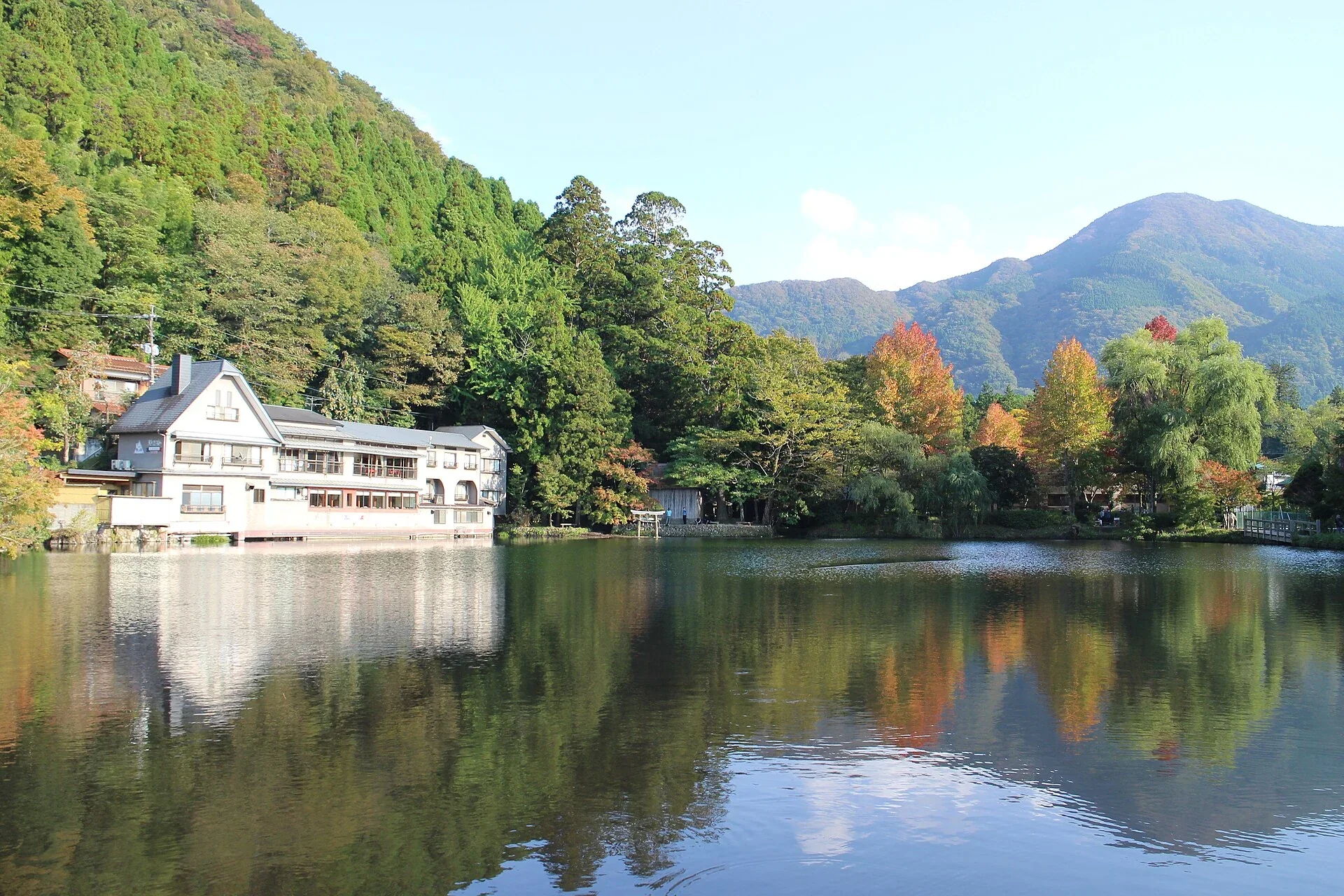 由金鱗湖岸邊望向湖面、山林和湖畔步道