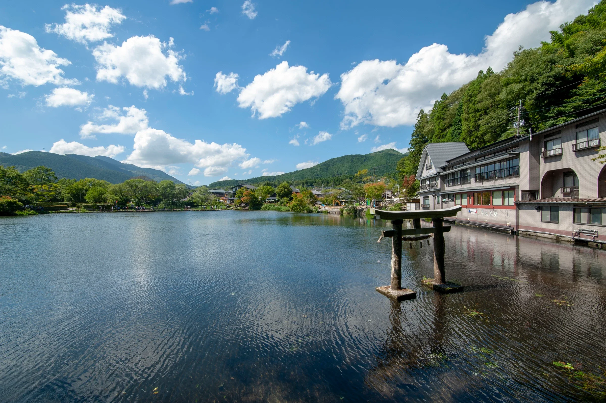 金鱗湖水面、湖畔屋舍與天祖神社鳥居