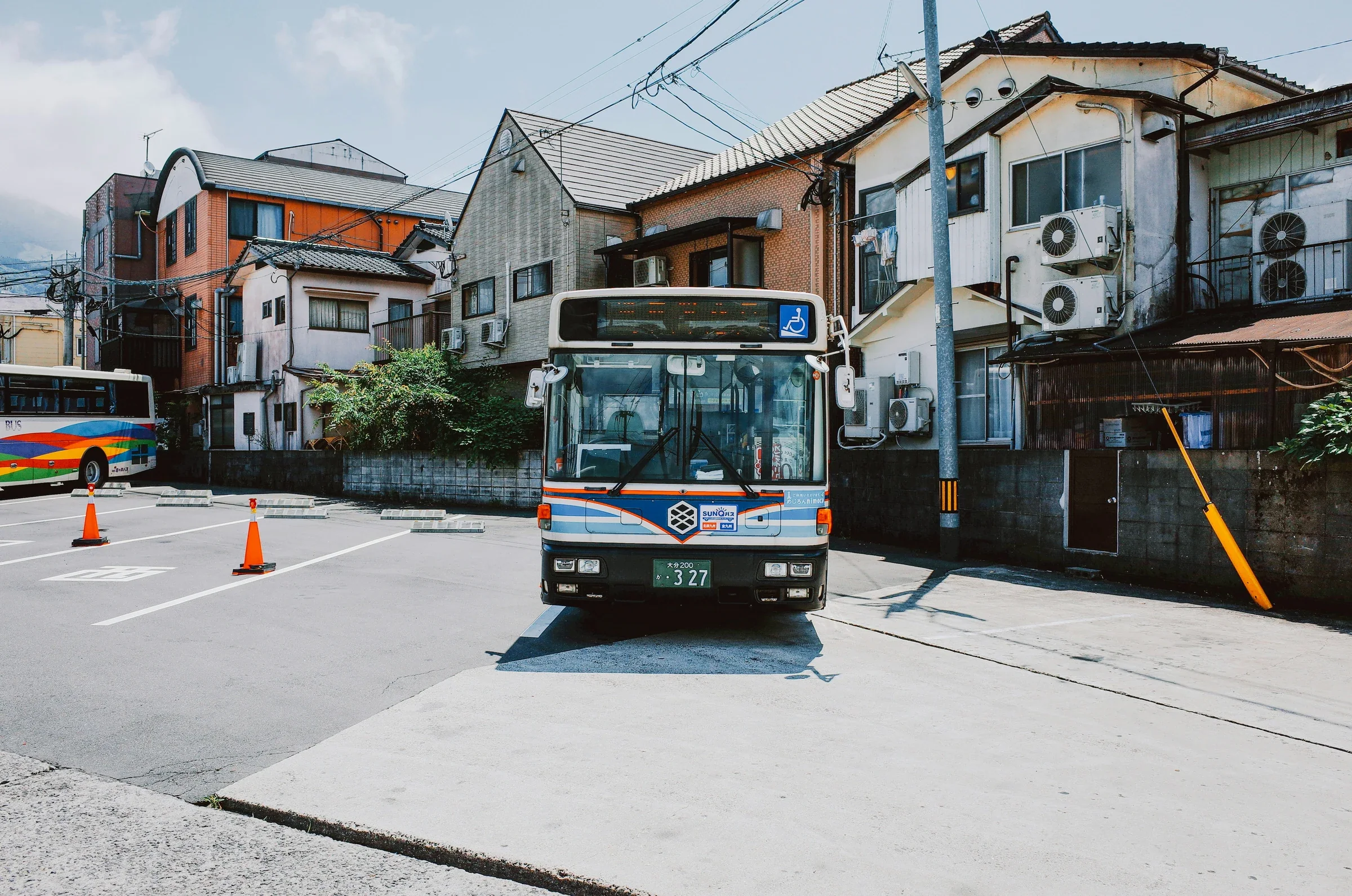 街邊停靠的九州路線巴士