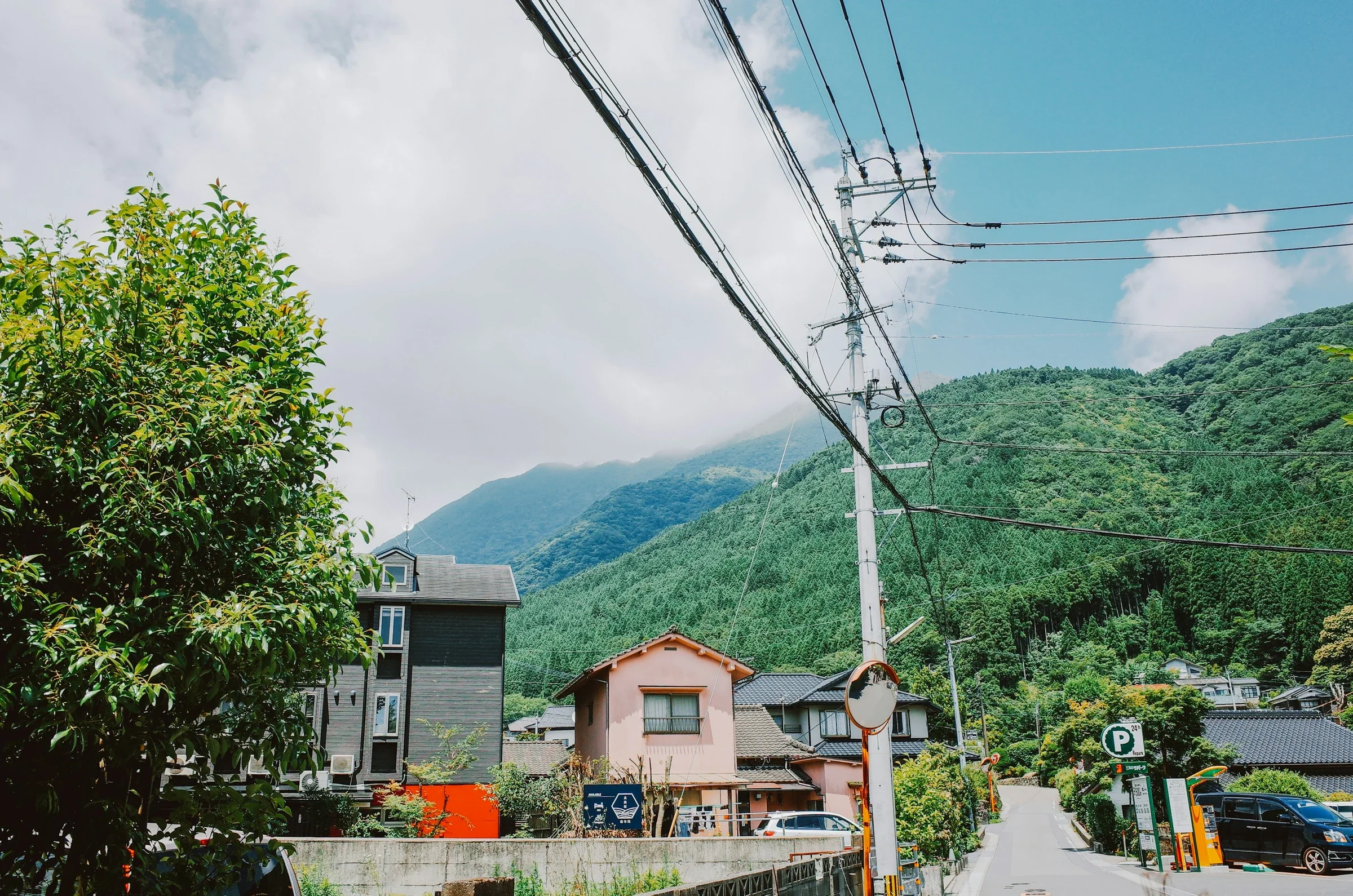 由布院街道、沿街民居與後方綠色山坡