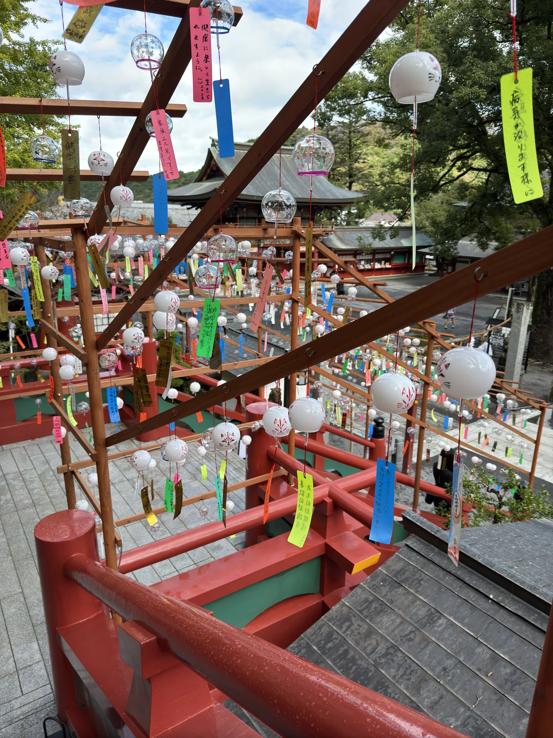 祐德稻荷神社境內風鈴展示與朱紅色社殿